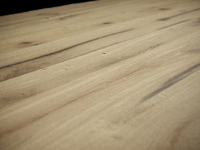 Oberfläche einer geschliffenen Tischplatte aus Altholz Eiche