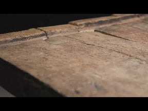 Video eines Tisches aus Altholz Eichebalken mit originaler und gebürsteter Oberfläche und historischen Spuren auf Rohstahl-Wangen